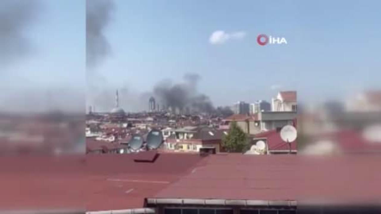 Gaziosmanpaşa'da 3 katlı binada yangın paniği! Mahalleli sokağa döküldü