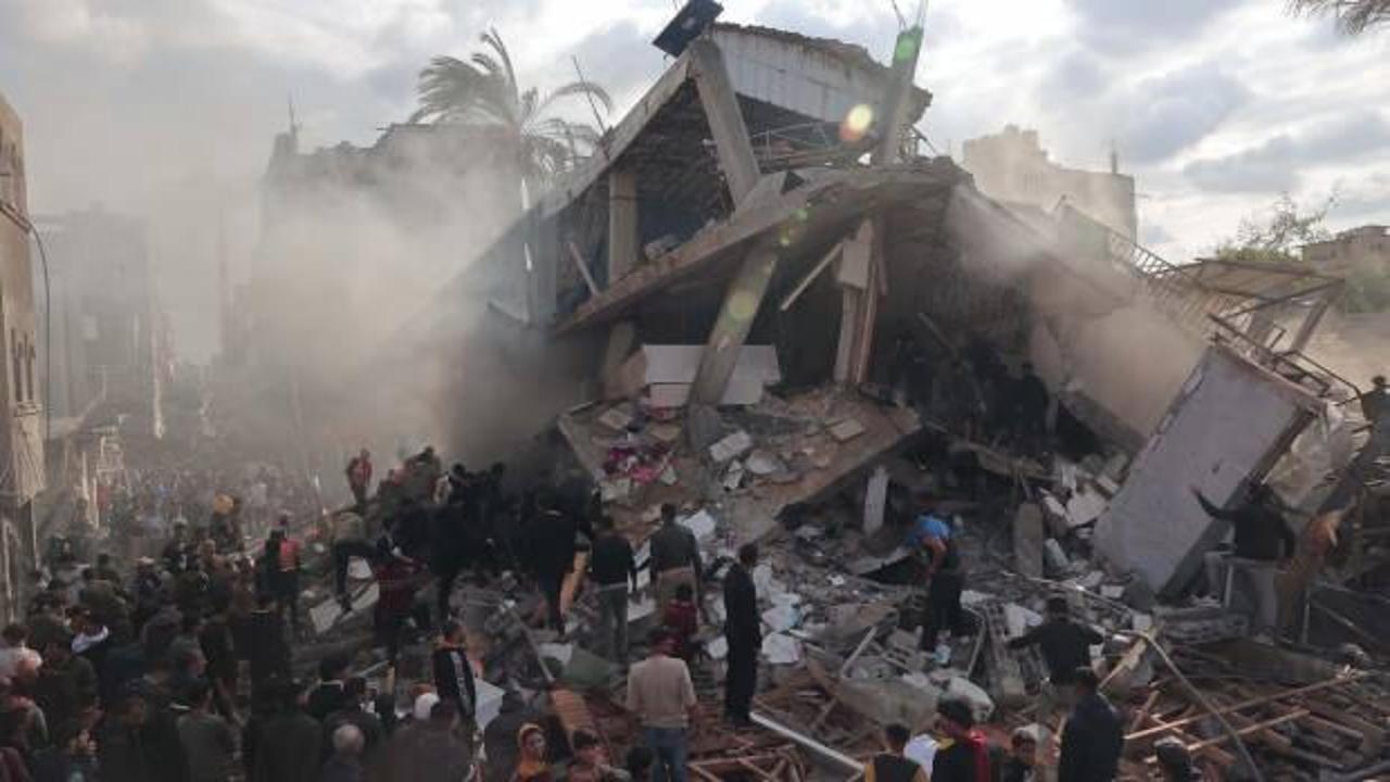 Gazze'de İsrail saldırısında şehit edilen Filistinlilerin cansız bedenleri sokaklarda