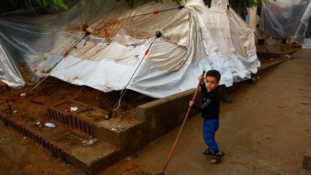 Gazze’de kış  yüzünü gösterdi! Çadırlar ve eşyalar sular altında kaldı
