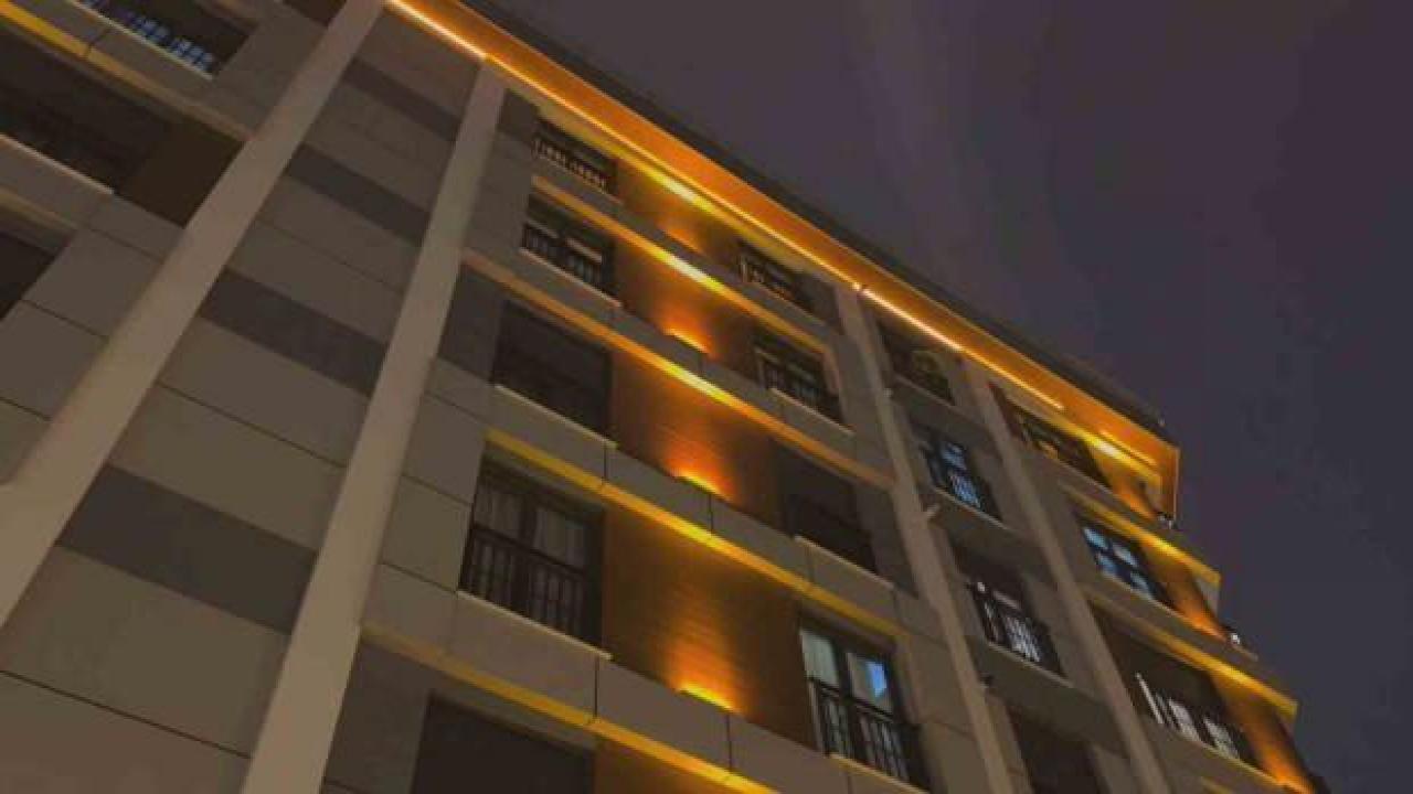 Genç kız sokaktaki kavgayı izlerken camdan düştü