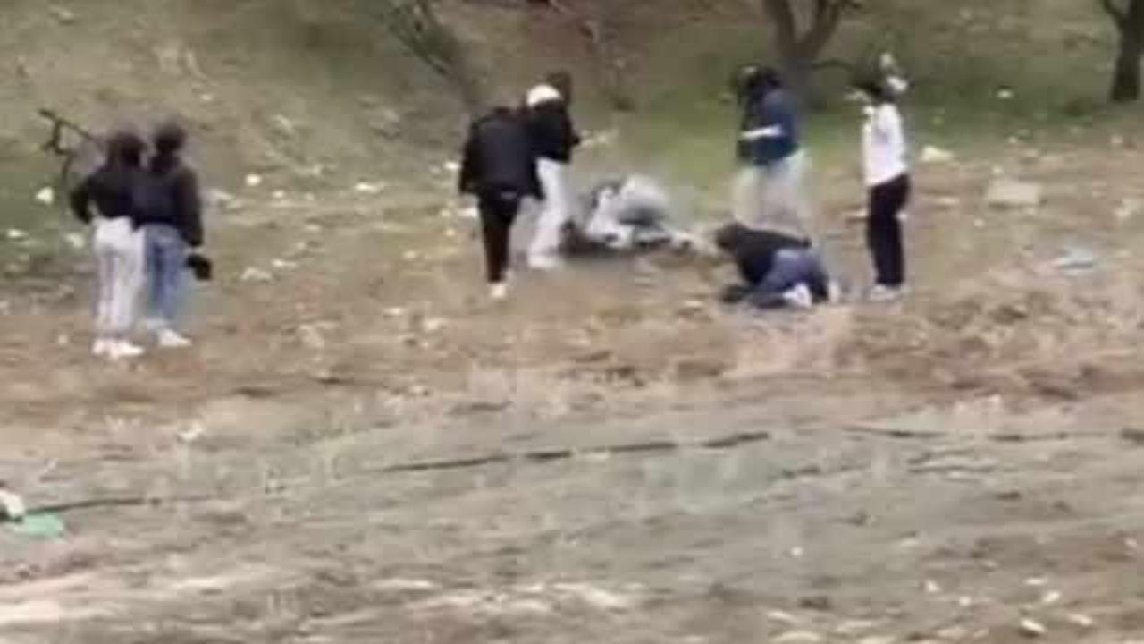 Genç kızlar tekme tokat birbirine girdi