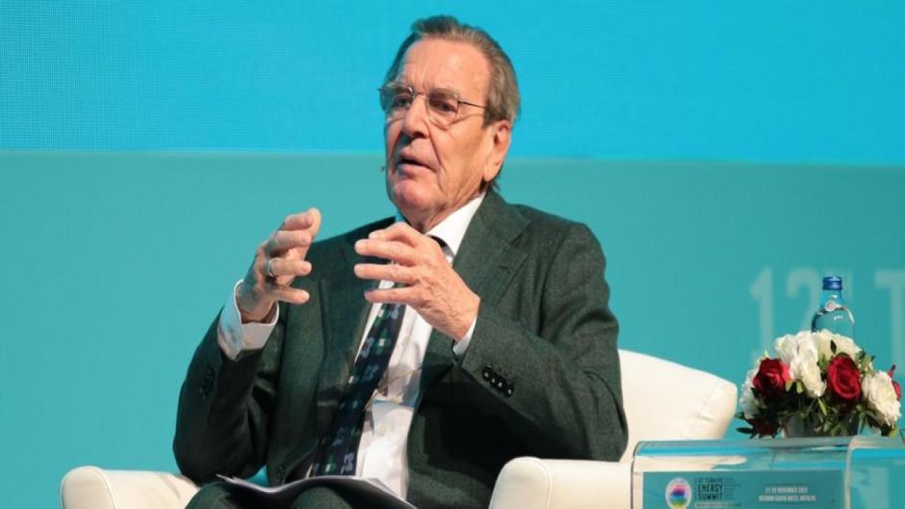 Gerhard Schröder: Krizdeyiz, çare Türkiye'de