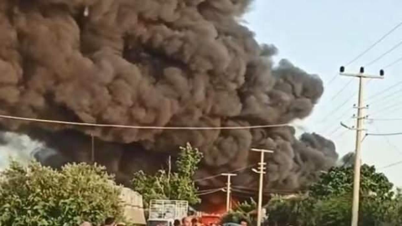 Geri dönüşüm tesisindeki yangında gökyüzünü duman kapladı