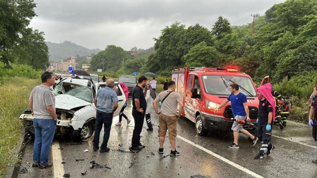 Giresun'da otomobil ile minibüsün çarpıştı 1 kişi öldü, 10 kişi yaralandı