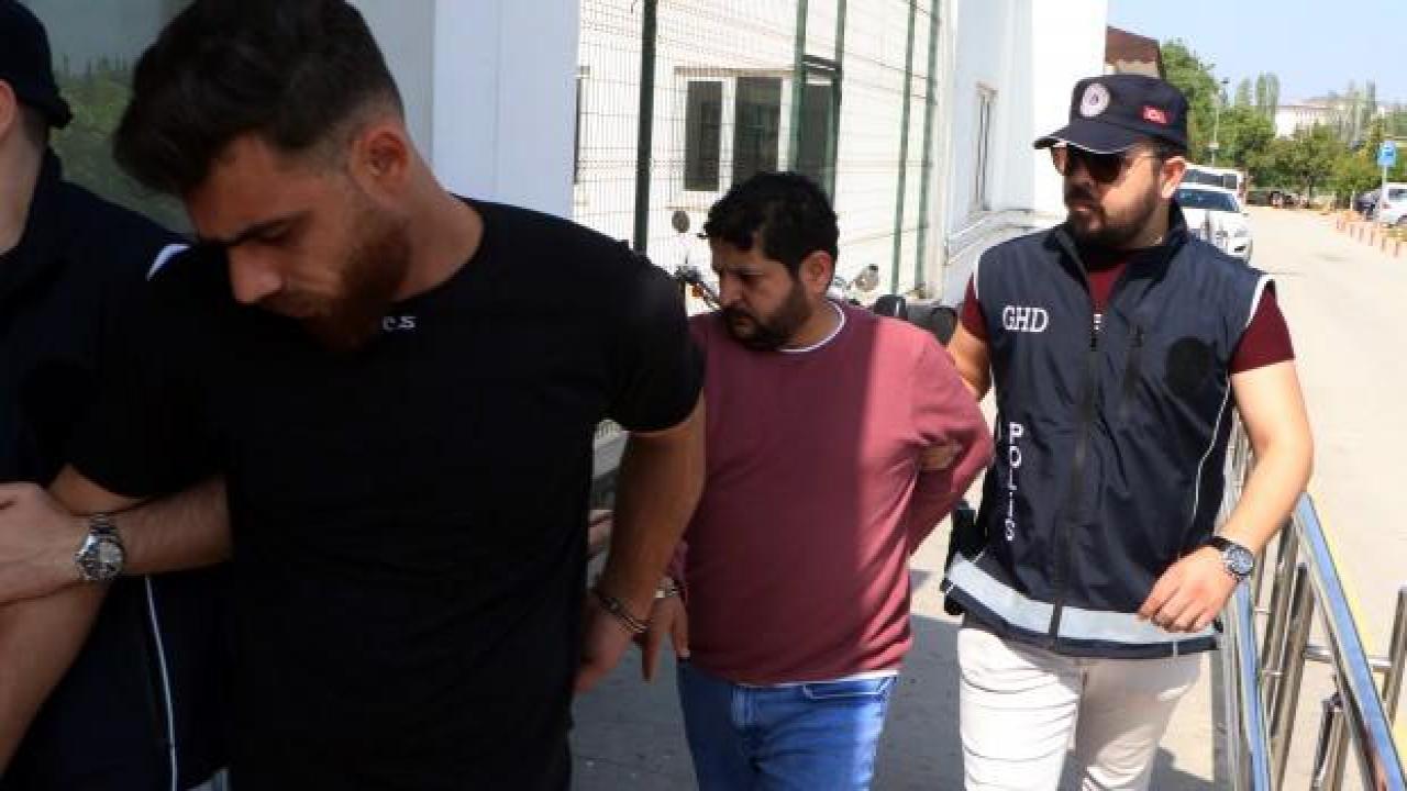 Göçmenleri taşıyan 7 kişilik otomobilden 12 kişi çıktı