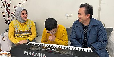 GÖRME ENGELLİ MUHAMMET’İN ORG ÇALARAK SÖYLEDİĞİ TÜRKÜ YÜREKLERİ DAĞLADI