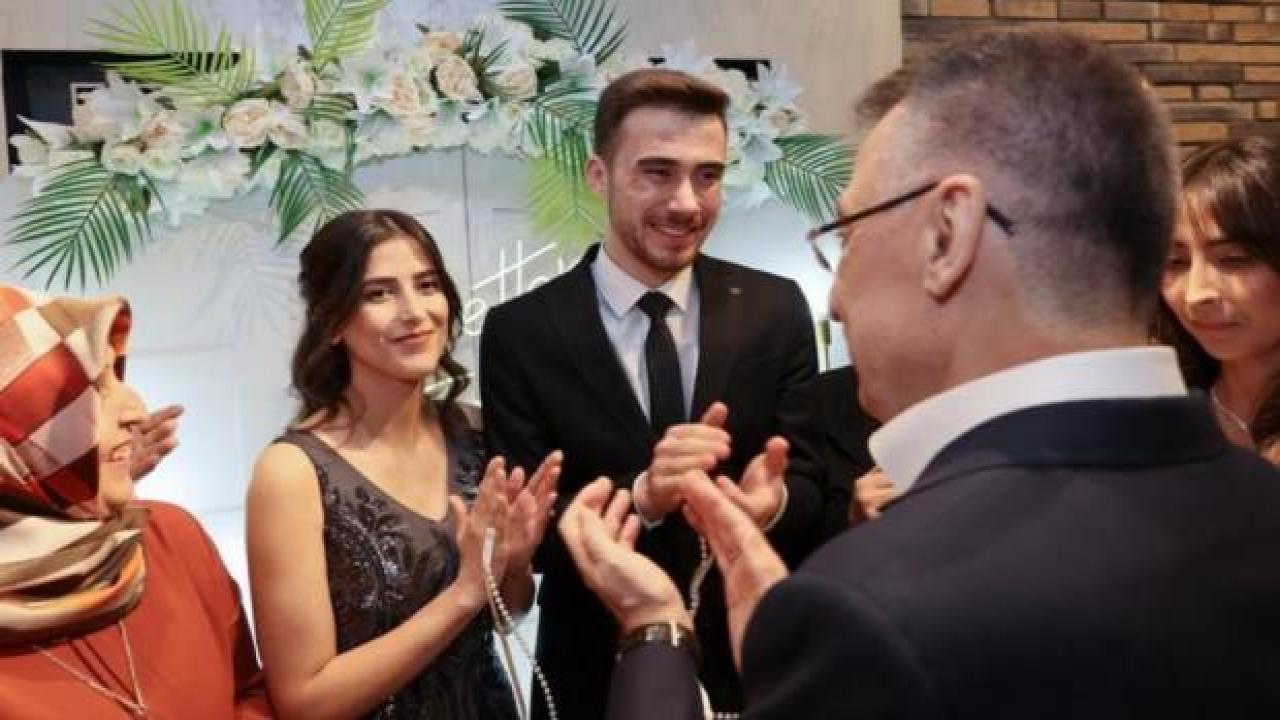 Görünce aracını durdurdu! Genç çifte nişan sürprizi