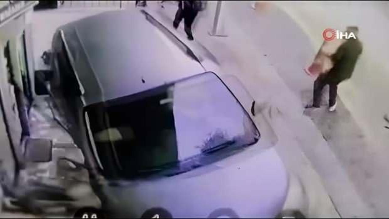 Güngören’de saniyelik kurtuluş! Devrilen aracın altında kalıyorlardı