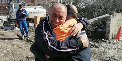 GÜNLER SONRA KENDİSİNİ ENKAZDAN KURTARAN EKİPLE BULUŞTU
