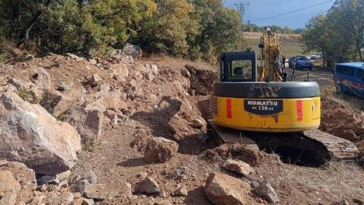 Güpegündüz iş makinaları ile define avına jandarmadan suçüstü: 4 gözaltı