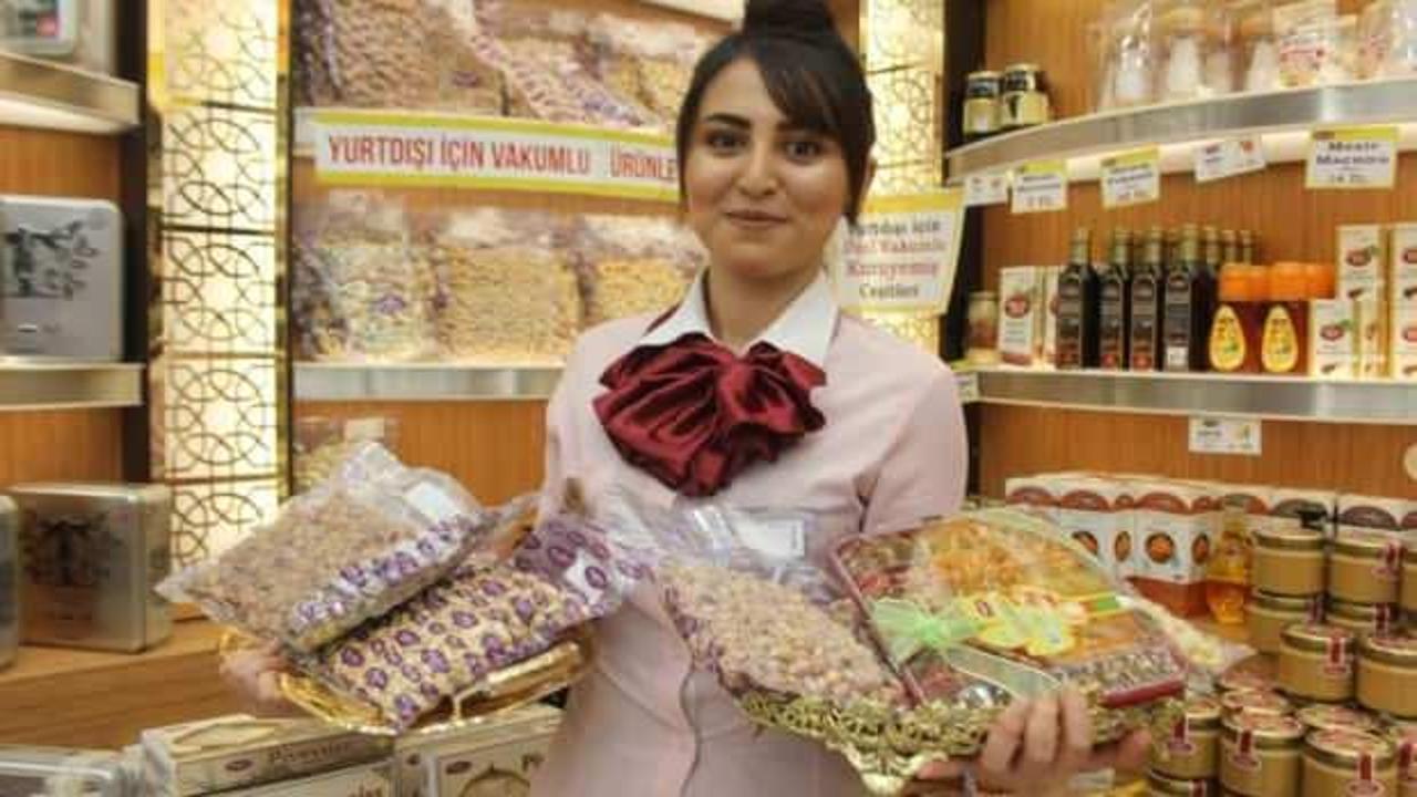 Gurbetçi ve turistlerin hediyesi kuruyemiş oluyor