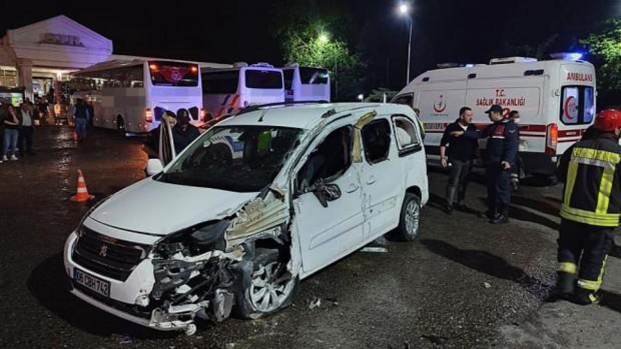 Hafif ticari araç akaryakıt istasyonu girişinde takla attı: 1 yaralı