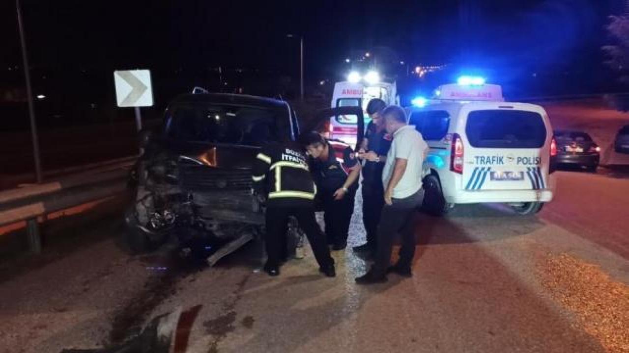 Hafif ticari araç ile otomobil çarpıştı: 2 yaralı