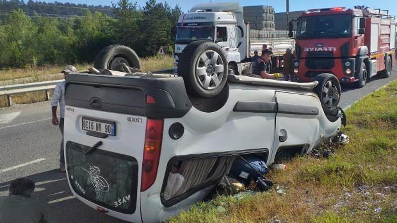 Hafif ticari araç takla attı: 5 yaralı