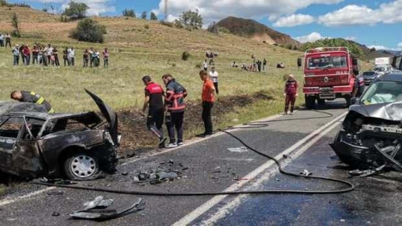 Hafif ticari ile çarpışan Tofaş alev topuna dönüştü: 1 ölü, 1 yaralı