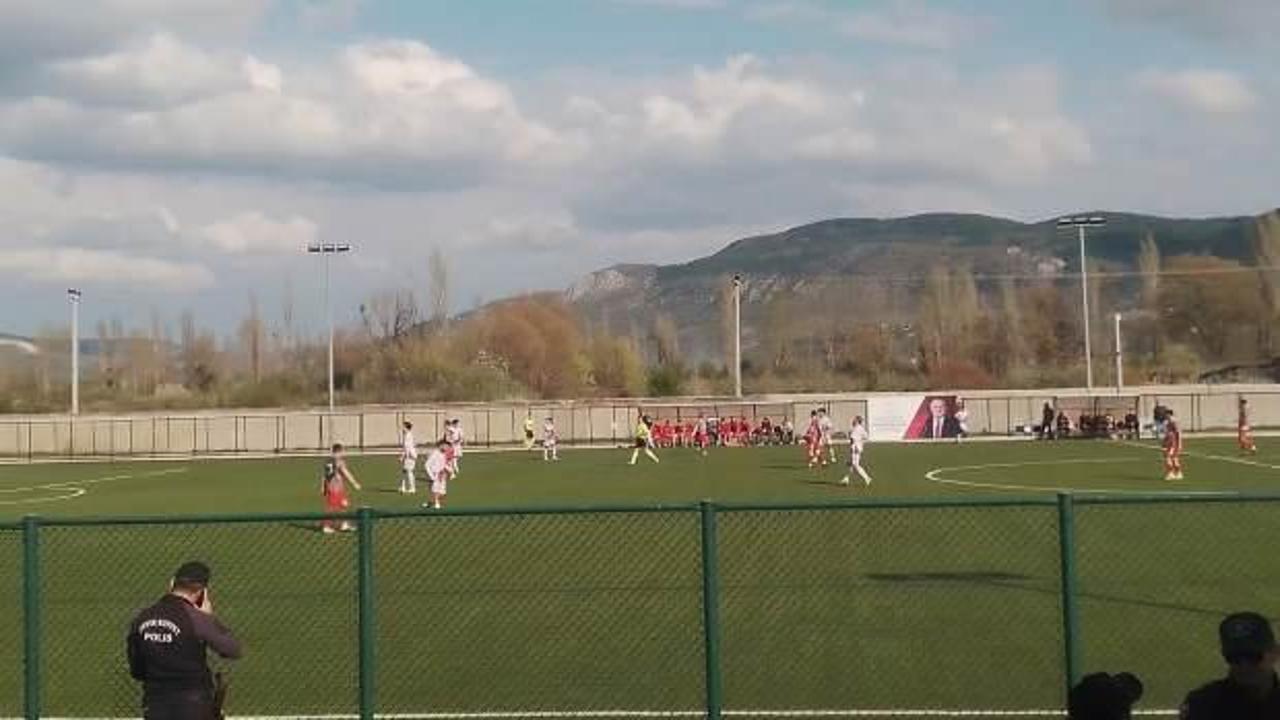 Hakeme tepki gösterip sahadan çekildiler: Görüntü Türkiye'den