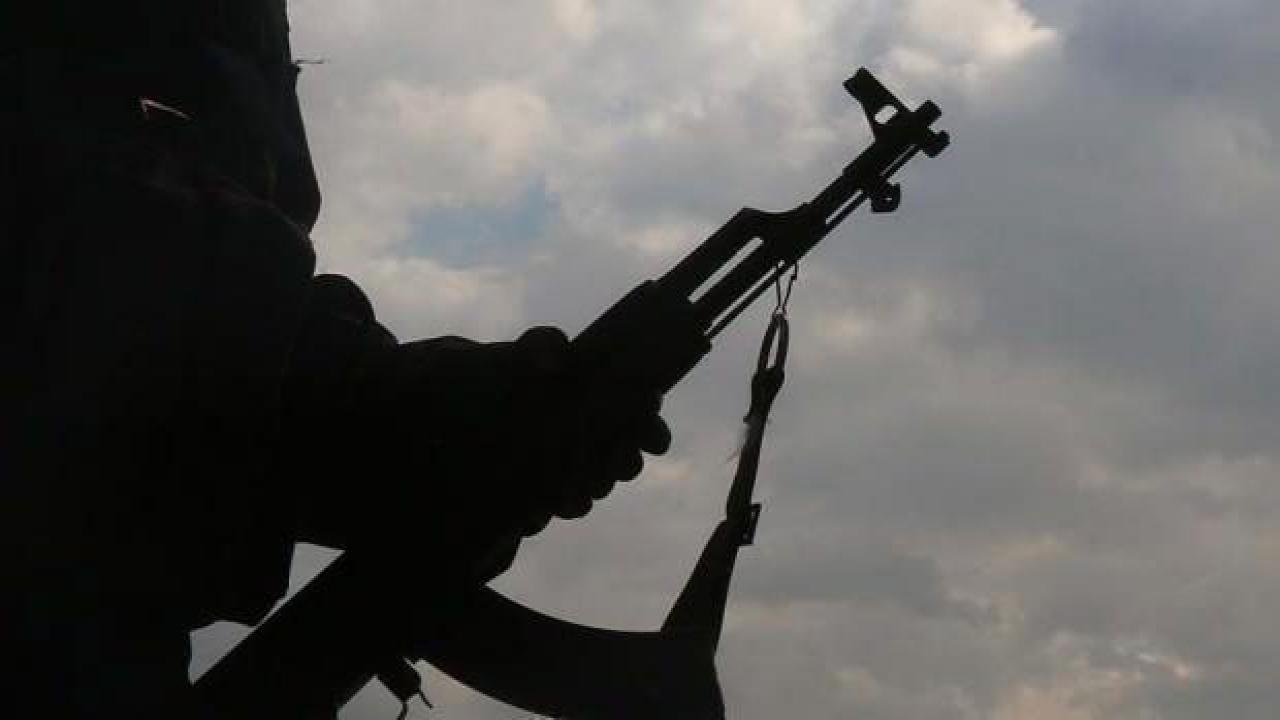 Hakkari'de 2 PKK'lı kadın terörist teslim oldu