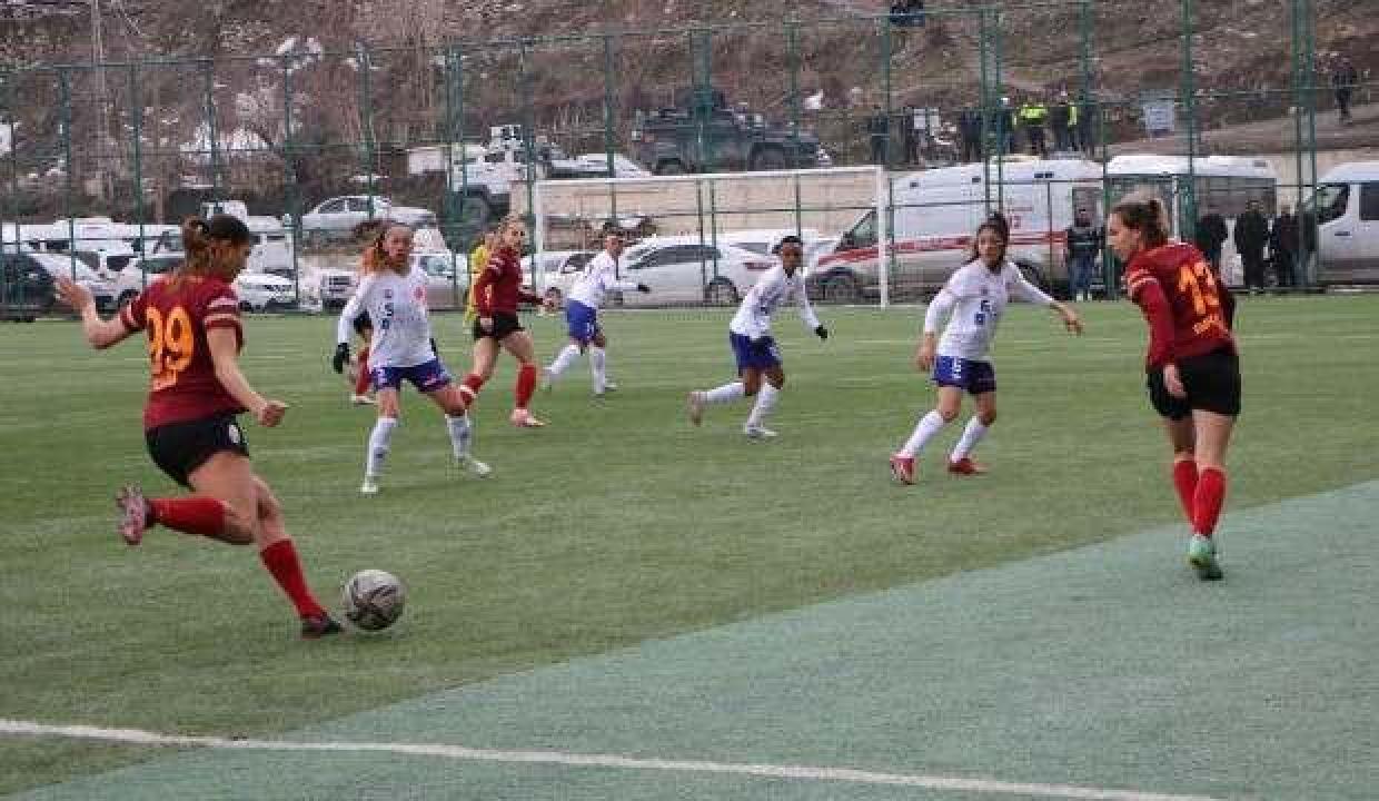 Hakkarigücü evinde Galatasaray'ı yıktı!