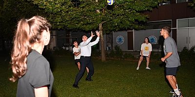 HAMZA DAĞ TUZLALI GENÇLER İLE BULUŞTU, VOLEYBOL VE FUTBOL OYNADI