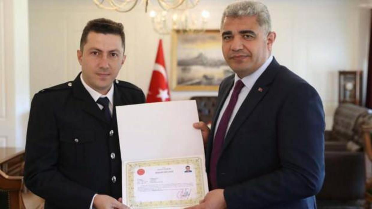Hareketiyle alkış alan polis ödüllendirildi