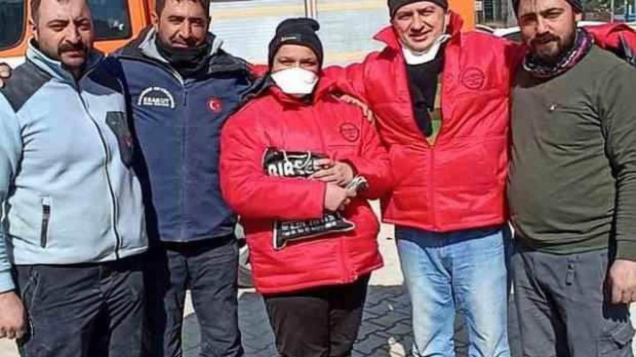 Hatay'da enkazda bulunan 411 bin lira sahibine ulaştırıldı