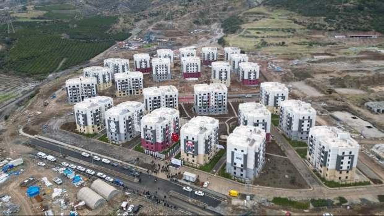 Hatay'da kısa bir sürede inşa edilen 256 deprem konutu hak sahiplerine teslim edildi