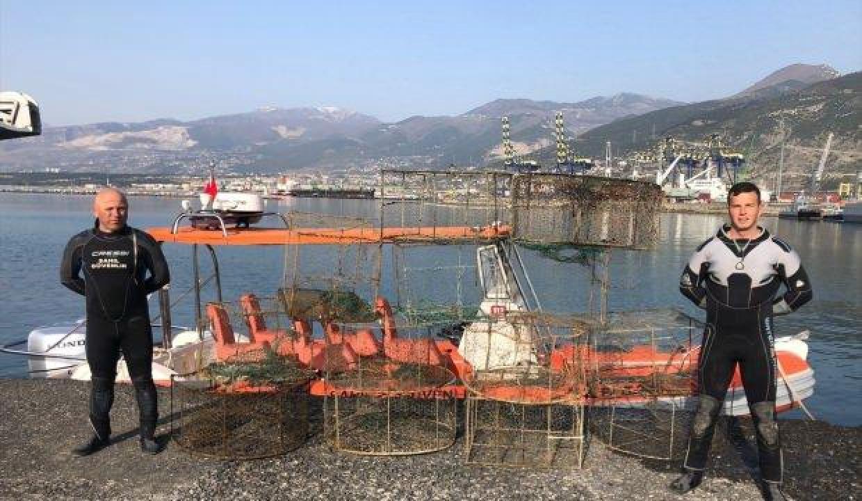 Hatay'da yasa dışı balık avlamada kullanılan 35 kafes ele geçirildi