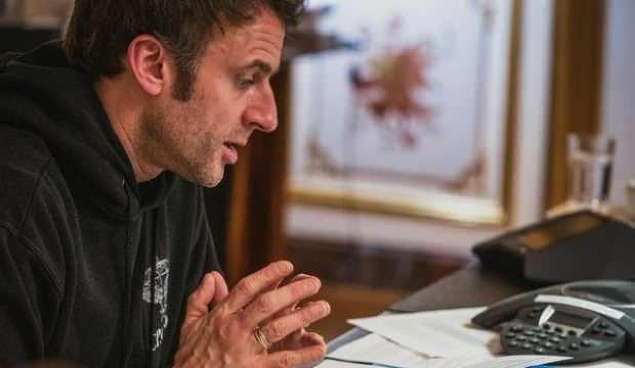 Havacı kıyafetli görüntülenen Macron, Zelenskiy'e özenmekle suçlandı