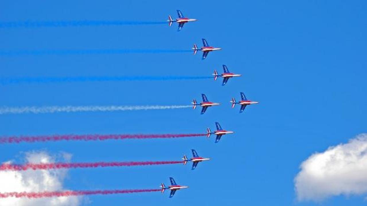 Havada feci kaza... Fransa’da gösteri uçakları birbirine girdi!