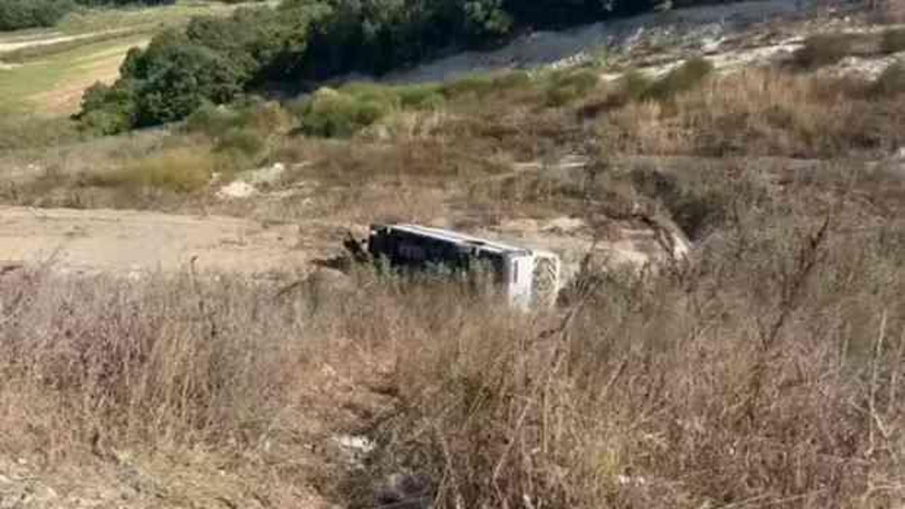 Havalimanı personelini taşıyan minibüs şarampole uçtu