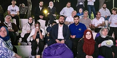 Haydar Göksoy Gençlerle Sahilde Yazlık Sinema Keyfinde