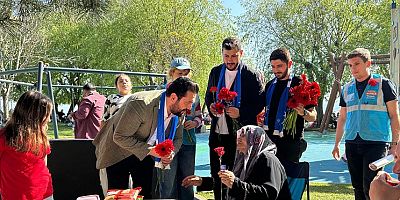 Haydar Göksoy ve Gençlik Kolları Kartal Sahili’nde Anneler Günü’nü Kutladı