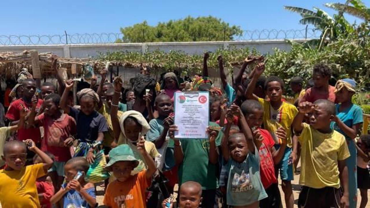 Hediye kabul etmeyen öğretmenlerin adına Afrika'daki çocuklara çikolata dağıttılar