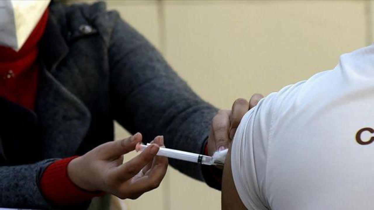 Hindistan'da 39 öğrenciyi tek şırıngayla aşılayan sağlık çalışanı gözaltına alındı
