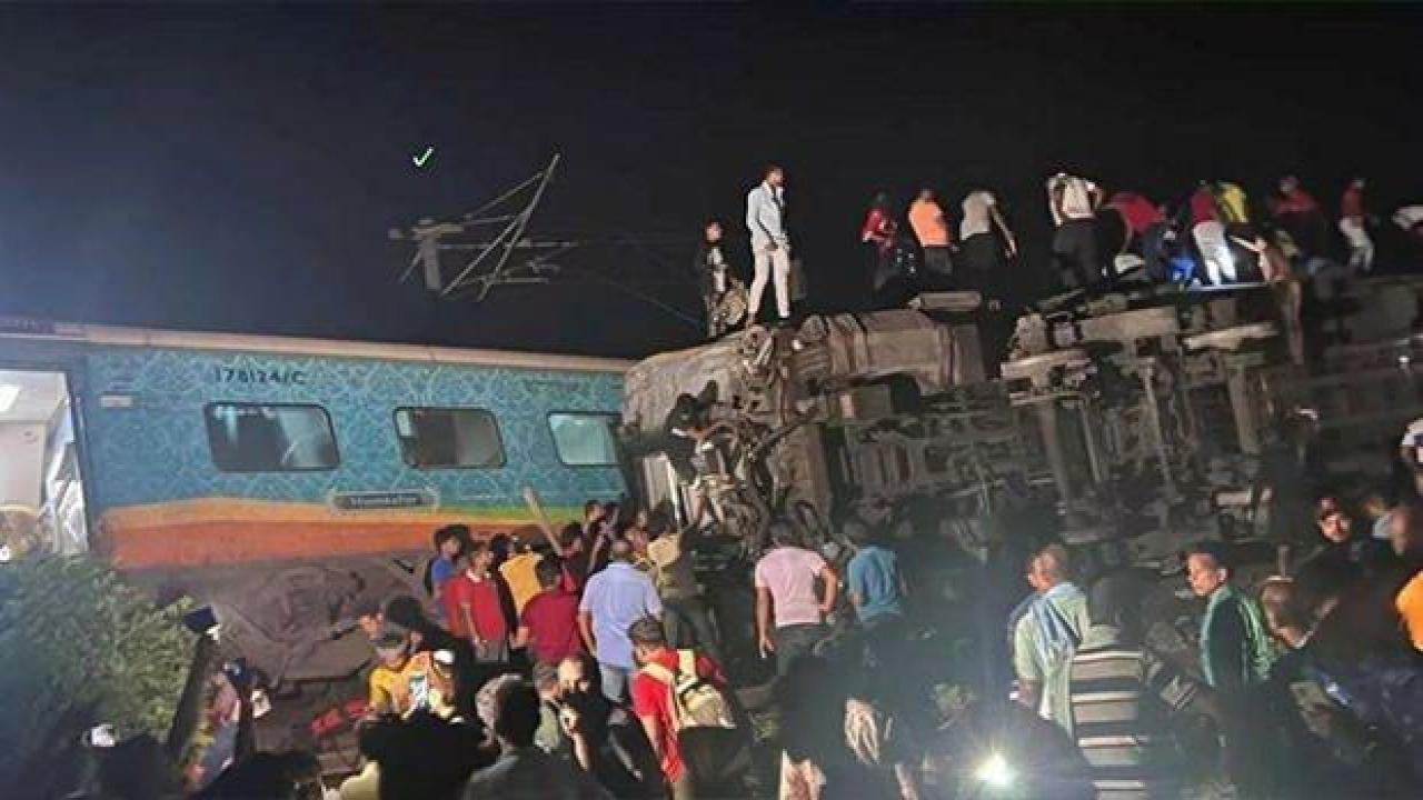 Hindistan'da facia gibi tren kazası: Ölü sayısı yükseliyor