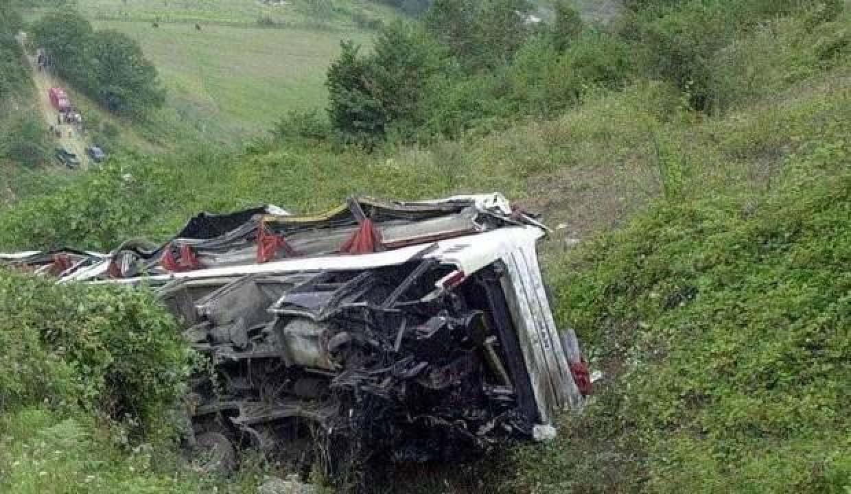 Hindistan'da otobüs şarambole devrildi: 8 ölü, 40 yaralı