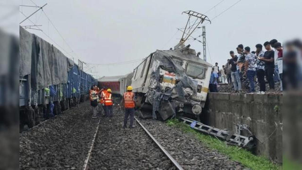 Hindistan'da yolcu treni raydan çıktı: 2 ölü