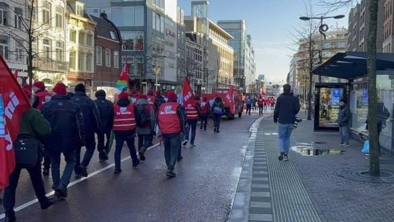 Hollanda’da 64 hastanede yaklaşık 200 bin sağlık çalışanı greve gitti