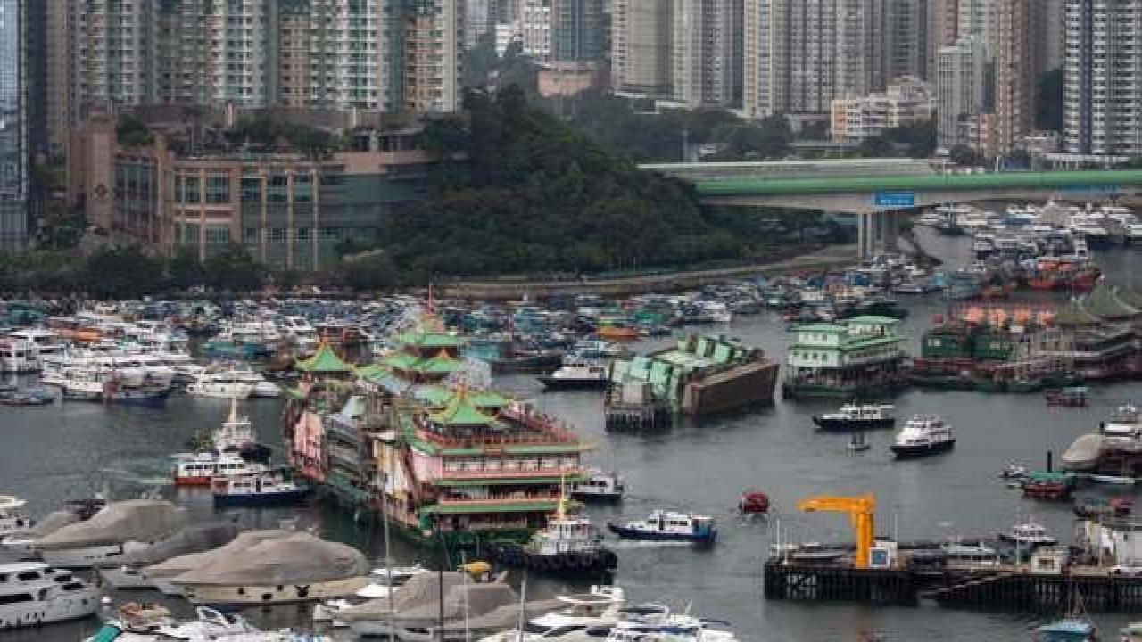 Hong Kong'un simgelerinden yüzen restoran battı