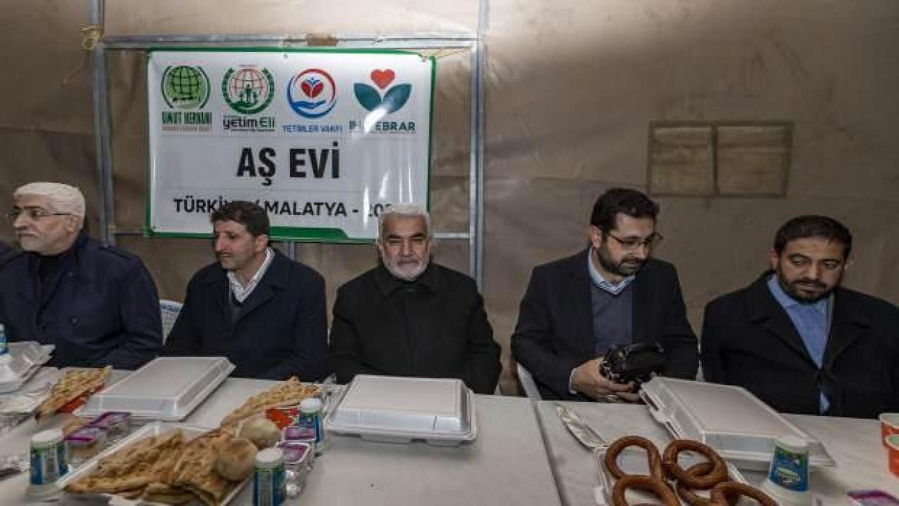 HÜDA PAR lideri Zekeriya Yapıcıoğlu depremzedelerle iftar yaptı: İyi Parti'ye geçmiş olsun