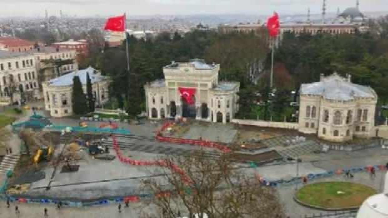 İBB'nin 2 yıl 9 aydır bitiremediği Beyazıt Meydanı düzenlemesi vatandaşı isyan ettirdi