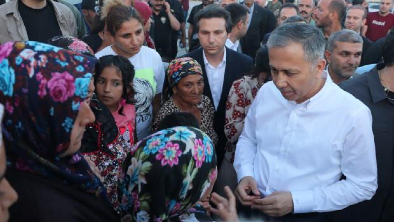 İçişleri Bakanı Ali Yerlikaya, Hatay'da depremzedelerle buluştu