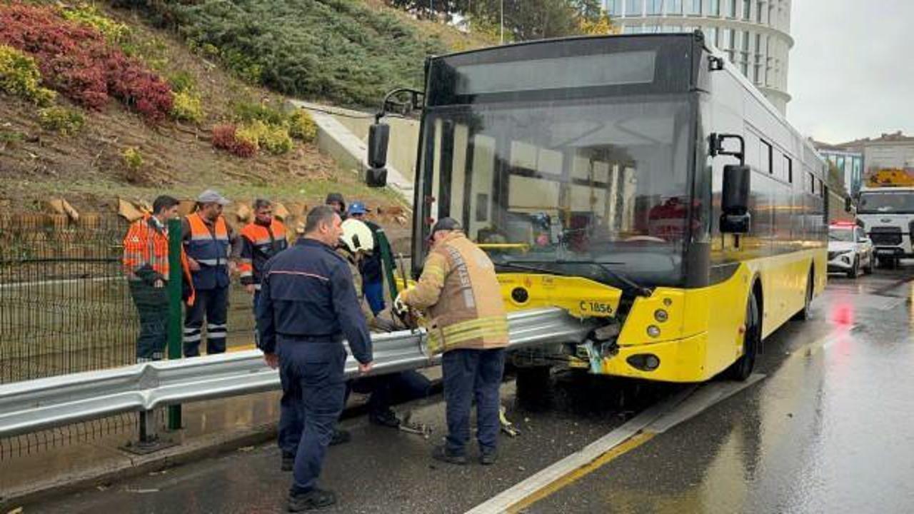İETT otobüsü yine kaza yaptı: Kadıköy'de bariyerlere saplandı