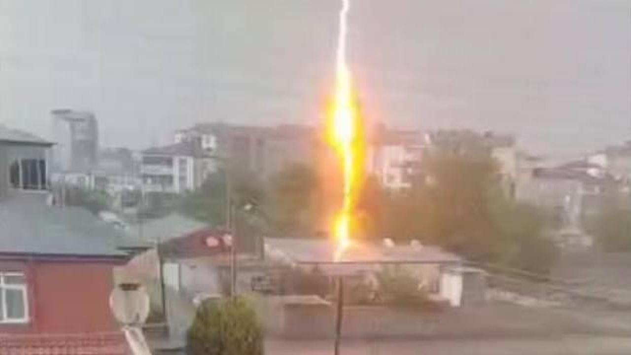 Iğdır'da eve düşen yıldırım kamerada