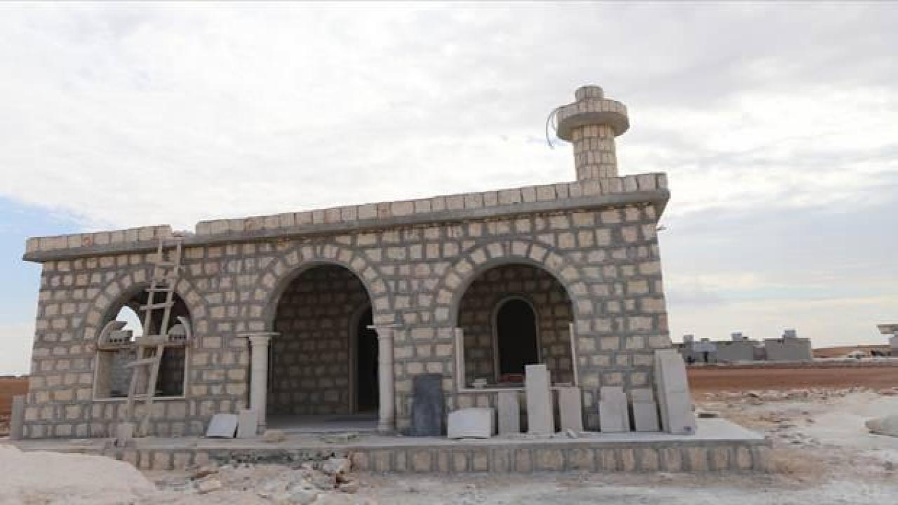 İHH, Suriye'nin kuzeyinde briket evler çevresine cami inşa etti