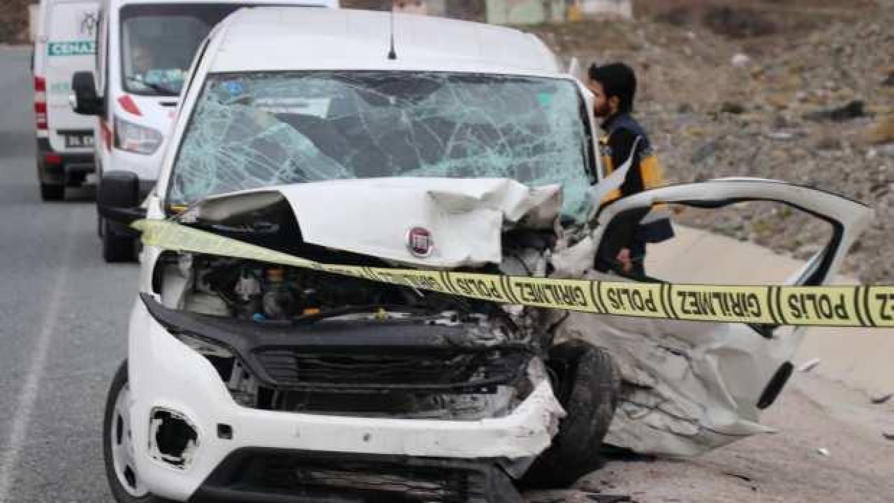 İki araç çarpıştı: 1 ölü 3 yaralı