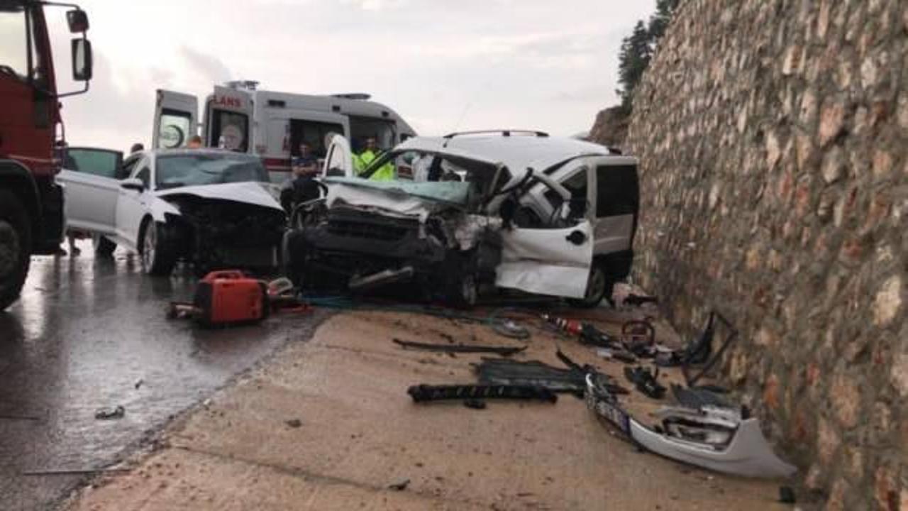 İki araç kafa kafaya çarpıştı: 1 ölü, 6 yaralı