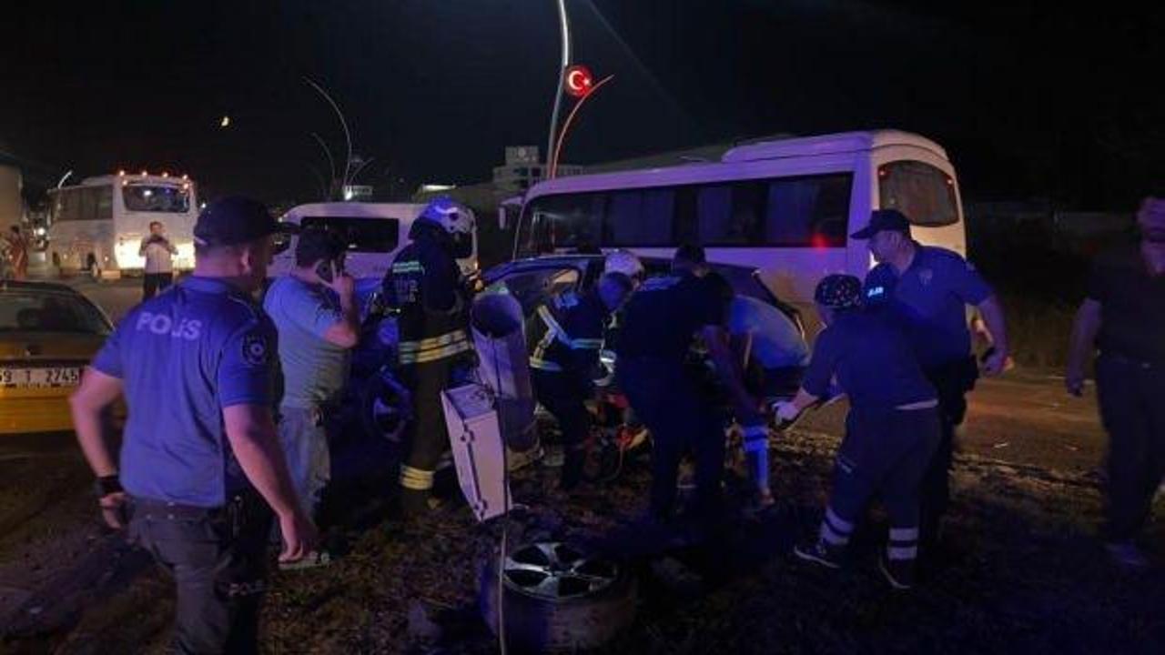 İki aracın kafa kafaya çarpıştığı kazada taksinin motoru fırladı: 3 yaralı