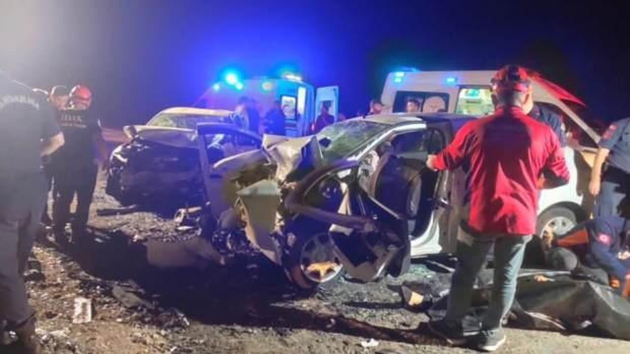 iki otomobil kafa kafaya çarpıştı: 2 ölü, 6 yaralı