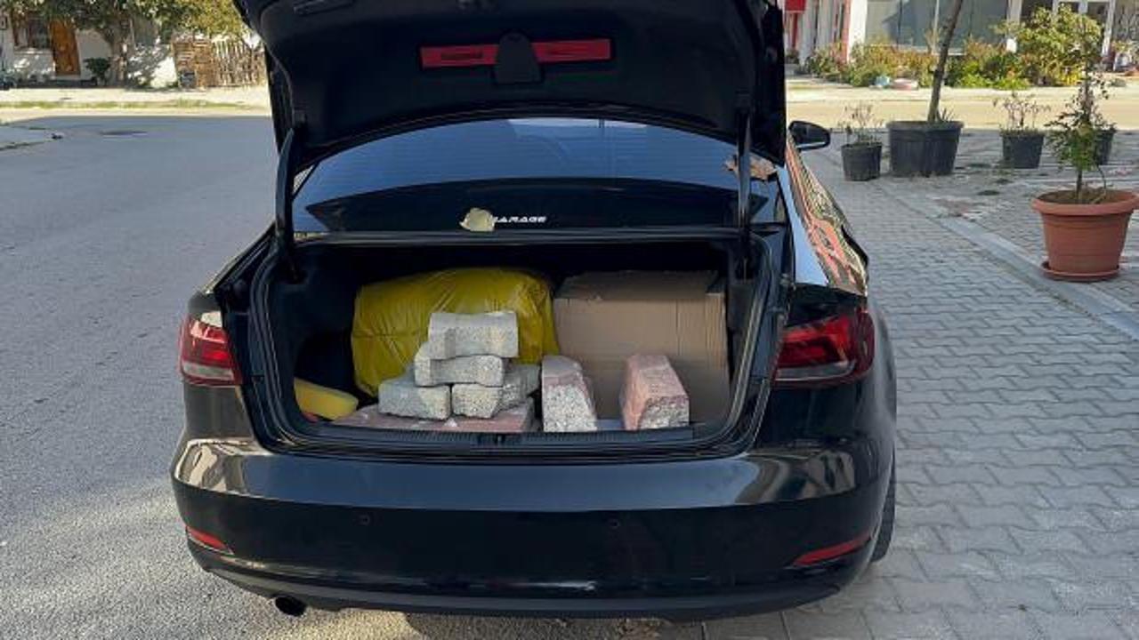 İlginç görüntü! Milyonluk aracının bagajına parke taşı doldurdu